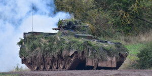 Ein getarnter Schützenpanzer Marder der Bundeswehr