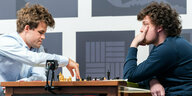 Zwei Schachspieler sitzen sich gegenüber