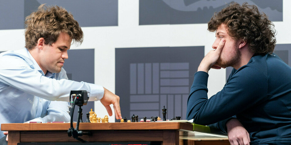 Zwei Männer, Die Schach Mit Riesigen Stück in Einem öffentlichen