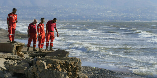 Libanesiche Mitarbeiter der Küstenwache blicken auf die stürmische See