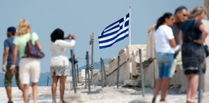 Touristen besuchen die Akropolis in Athen.