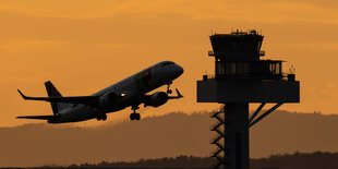 Abhebendes Flugzeug mit Kontrollturm