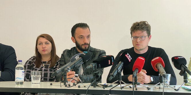 Ein Mann und eine Frau sitzen bei einer Presskonferenz der Linken an einem Tisch vor Mirkofonen: Das Ehepaar aus Syrien war bei einem Polizeieinsatz von Rassismus seitens der Polizeibeamten ausgesetzt