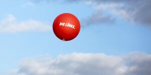 Ein roter Luftballon auf dem "DIE LINKE." steht