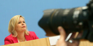 Nancy Faeser (SPD), Bundesinnenministerin, wird während der Bundespressekonferenz fotografiert