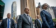 Olaf Scholz geht in Begleitung seines Regierungssprechers und seiner Bodyguards durch die Straßen von Manhattan