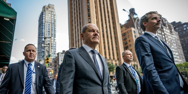 Olaf Scholz walks the streets of Manhattan accompanied by his government spokesman and his bodyguards