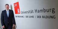 Hauke Heekeren neben dem Logo der Uni Hamburg