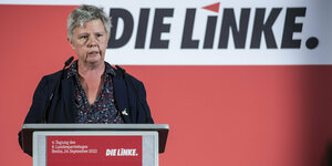 Linken-Chefin Katina Schubert am Rednerpult beim Parteitag