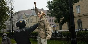 Eine Frau wird verhaftet