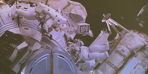 Zwei Astronauten der ISS im Außeneinsatz im All