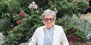Die 92-jährige Ukrainerin Diana B. vor einer Gartenkulisse