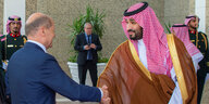 Handshake zwischen bin Salman und Scholz
