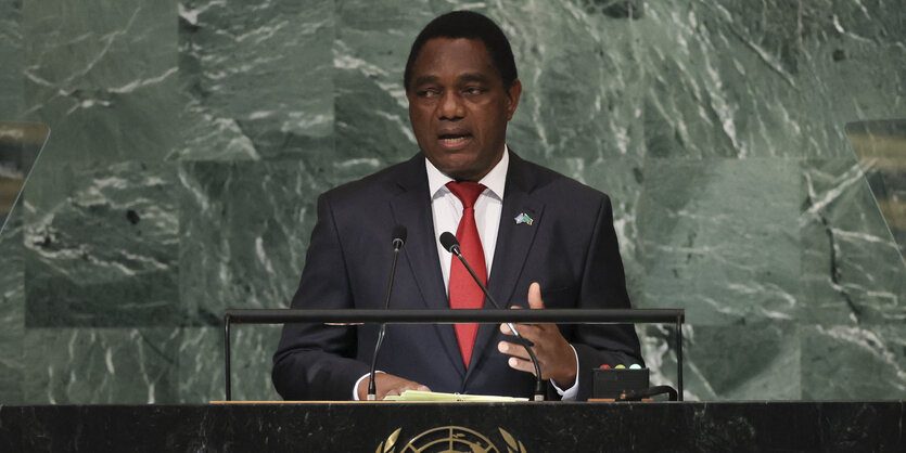 Hichilema spricht vor einer teuer aussehenden Wand