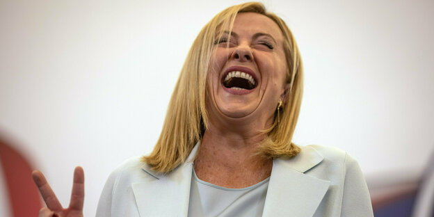 Giorgia Meloni lachend nach dem Wahlsieg