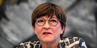 Porträtbild Saskia Esken, braune kurze Haare, Brille