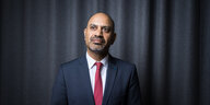Das Foto zeigt Joybrato Mukherjee, den Präsidenten des Deutschen Akademischen Auslandsdiensts in Anzug und Krawatte. Es wurde am 8. September 2022 aufgenommen