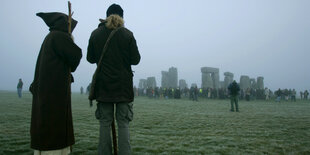 Menschen vor Stonehenge