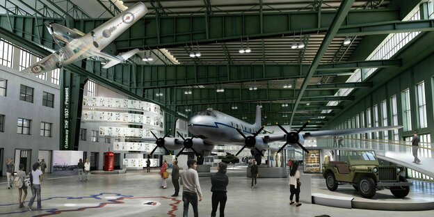 Flugzeuge und ein Jeep in einer Ausstellungssimulation in einem Flughafen-Hangar