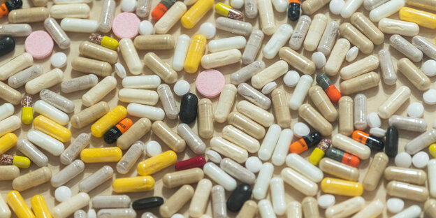Viele unterschiedliche Pillen und Tabletten