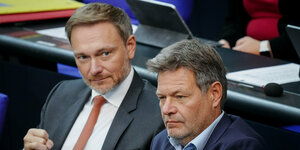 Christian Lindner ( FDP), Bundesminister der Finanzen, und Robert Habeck (Bündnis 90/Die Grünen), Bundesminister für Wirtschaft und Klimaschutz, nehmen an der Sitzung des Bundestags teil