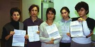 Fünf Frauen halten Papiere hoch. Von links: Laleh Saadat, Zoreh Firuzan, Nosrat Hajsoltani und Tochter Sahar Matochi, Roya Mosayebi