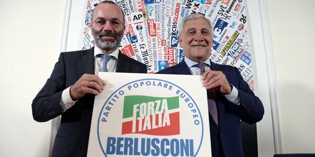 Manfred Weber und Antonio Tajani halten ein forza Italia Plakat in der Hand