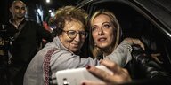 Giorgia Meloni macht ein Selfie mit einer Unterstützerin