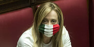 Giorgia Meloni trägt eine Maske mit den farben der italienischen Maske