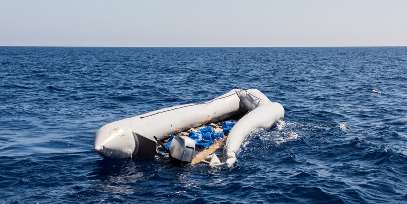 Ein verlassenes Schlauchboot auf dem Meer