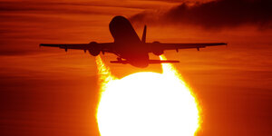 Ein Flugzeug startet vor der Sonne