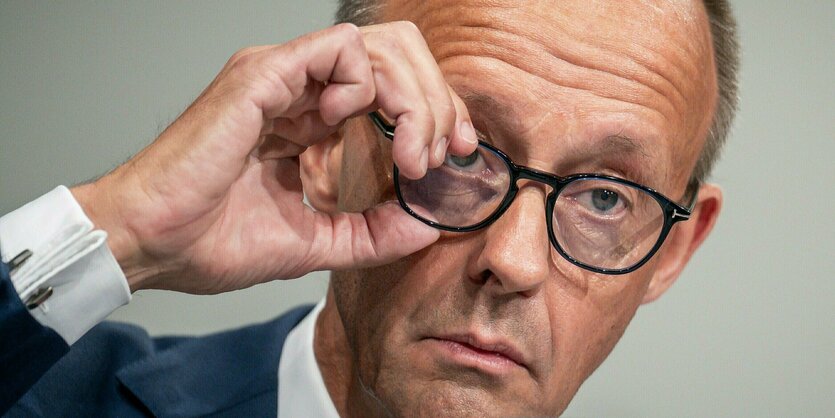 Friedrich Merz (CDU), CDU-Bundesvorsitzender und Unionsfraktionsvorsitzender, nimmt an der Sitzung des Bundestags teil.