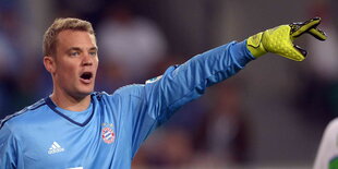 Manuele Neuer mit ausgestrecktem linken Arm