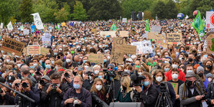 Eine große Menschenmenge steht vor einer Bühne bei einer Fridays for Future-Demonstration