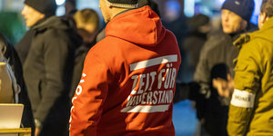 Ein Teilnehmer einer Demonstration gegen die Corona-Politik trägt auf seiner Jacke die Aufschrift "Zeit für Widerstand"