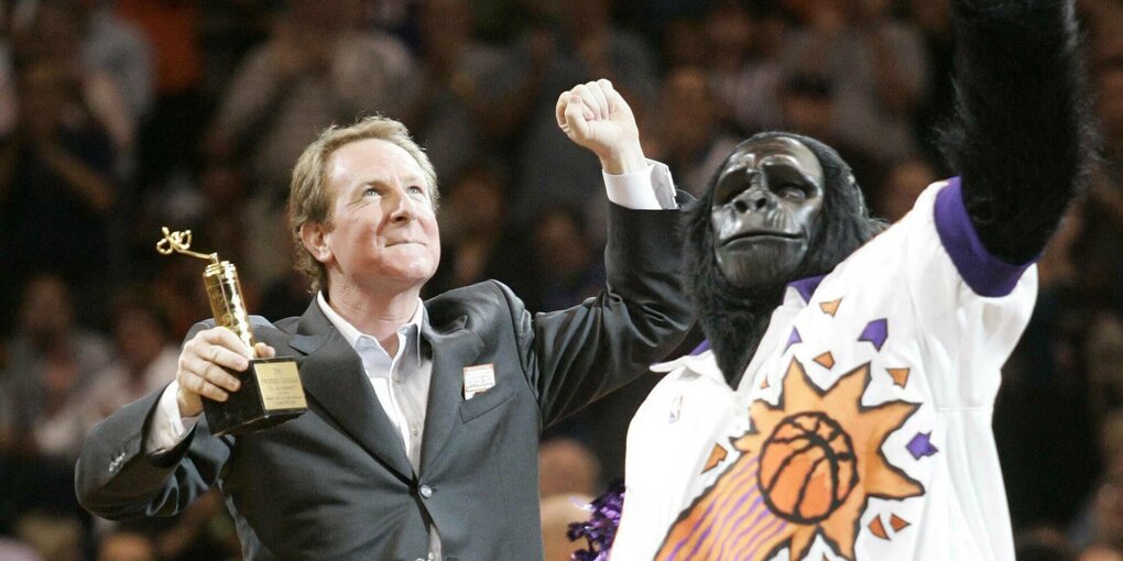 Robert Sarver jubelt mit dem Suns-Maskottchen, einem Gorilla