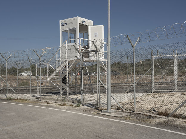 Ein Wachturm in einem Asyllager