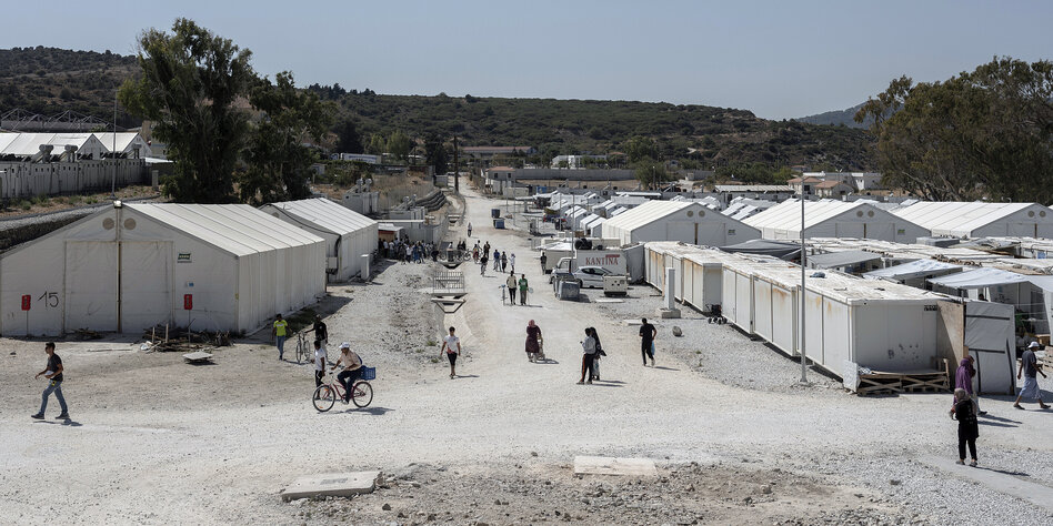Blick auf ein Asyllager auf der Insel Lesbos
