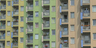 Das Bild zeigt die Fassade eines mindestens sechsgeschossigen Häuserblocks mit Balkonen.