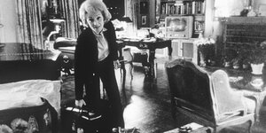 Marlene Dietrich in ihrer Wohnung in N.Y.