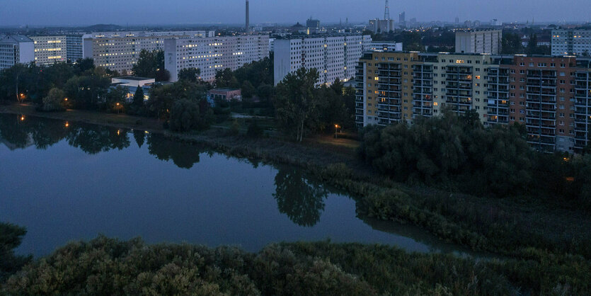 Blick auf eine Wohnsiedlung am frühen Morgen