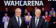 Bernd Althusmann (CDU) und Stephan Weil (SPD), beide im dunkelblauen Anzug mit helbblauer Krawatte stehen unter dem Schild Wahlarena kurz vor ihrem TV-Duell im NDR-Fernsehen
