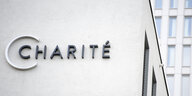 Das Logo der Charite am Eingang der Zentralen Notaufnahme.