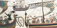 Ausschnitt des Wandteppichs von Bayeux auf dem WIkingerboote zu sehen sind