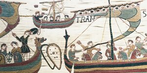 Ausschnitt des Wandteppichs von Bayeux auf dem WIkingerboote zu sehen sind