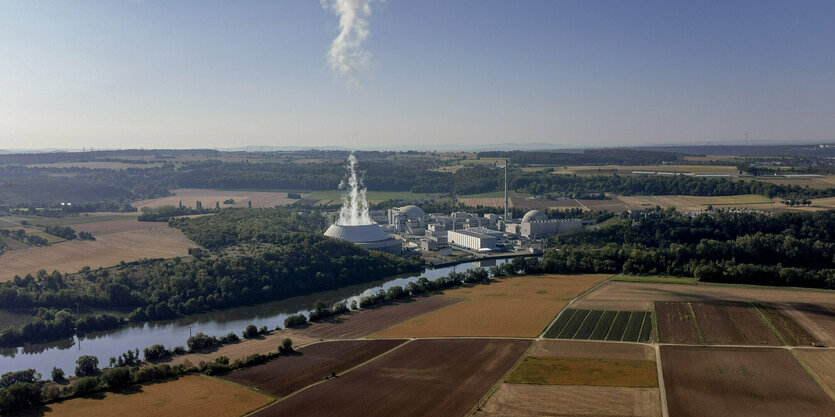 Landschaft mit Kühlturm