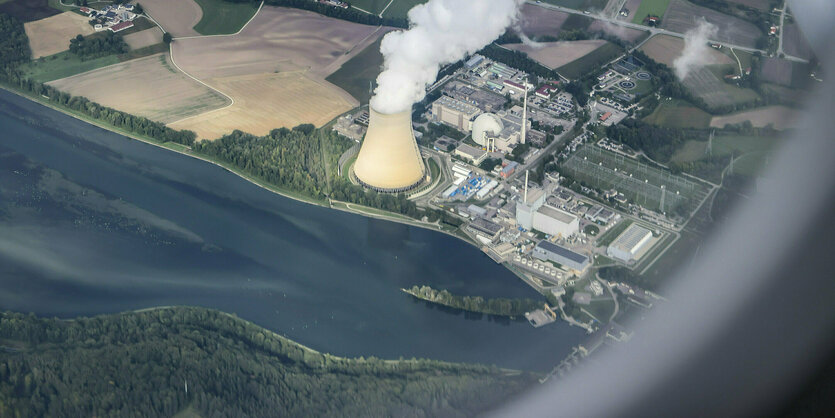 Dampf quillt aus dem Kühlturm des Kernkraftwerkes Isar 2 (aufgenommen aus einem Flugzeug). Das von Preussenelektra betriebene Kraftwerk soll nach Plänen des Bundeswirtschaftsministeriums in eine Reserve überführt werden