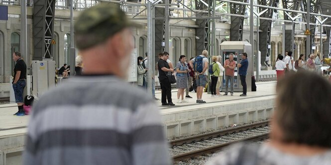 Personen auf einem Bahnsteig