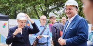 Berlins Regierende Bürgermeisterin Franziska Giffey und Bausenator Andreas Geisel (beide SPD und mit Bauhelmen ausgestattet)