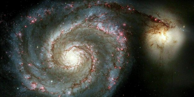Whirlpool-Galaxie und Begleitgalaxie, aufgenommen vom Hubble-Weltraumteleskop. Dieses Bild stellt eine Verschmelzung zweier Galaxien dar, die in der Masse der Milchstraße und der großen Magellanschen Wolke ähneln